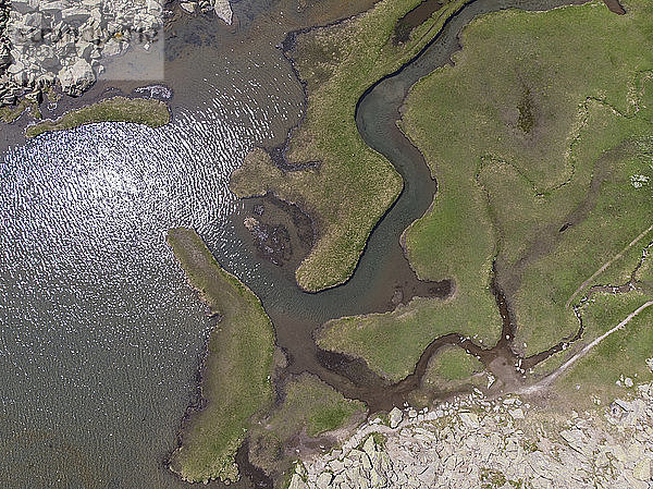 Luftaufnahme eines gewundenen Baches und eines Sees
