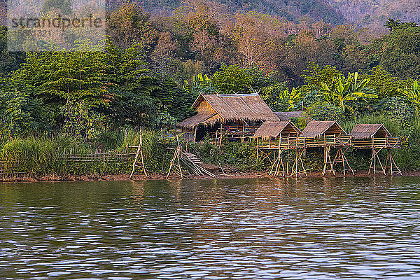 einfaches Haus am Mekong-Fluss in Laos