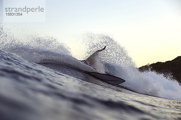 Surfer auf einer Welle