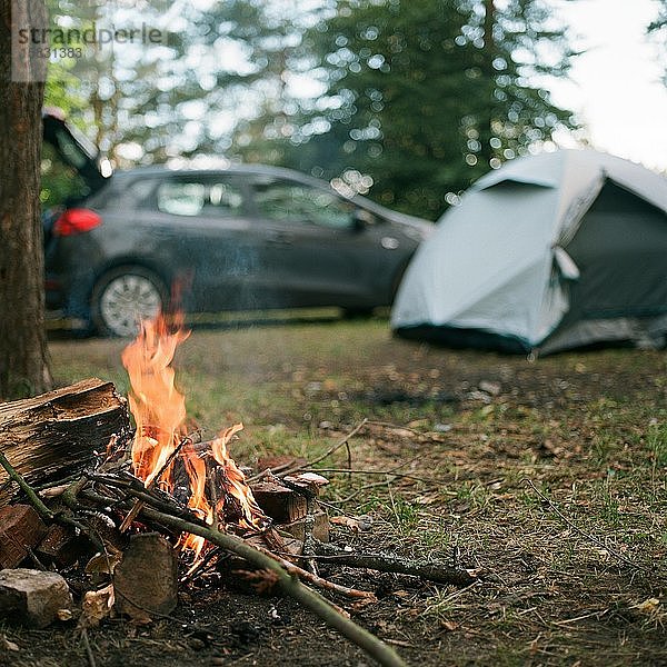 Camping im Wald in der Nähe des Lagerfeuers