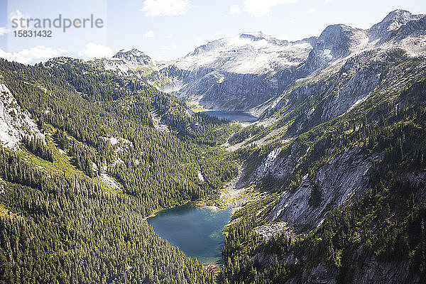 Hochwinkelansicht des Alpensees und der Berge.