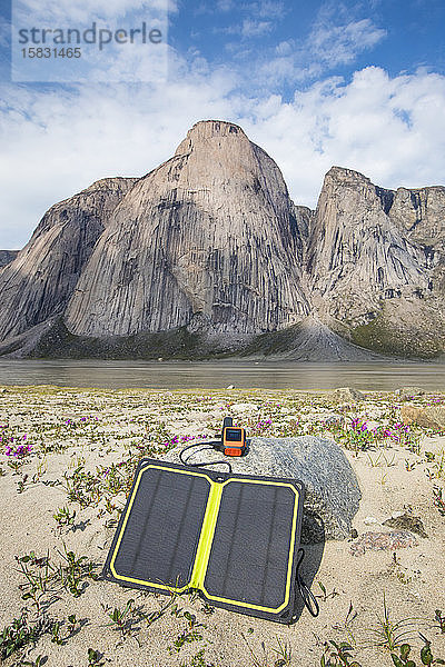 GPS-Ladung über Solarpanel unter schöner Berglandschaft