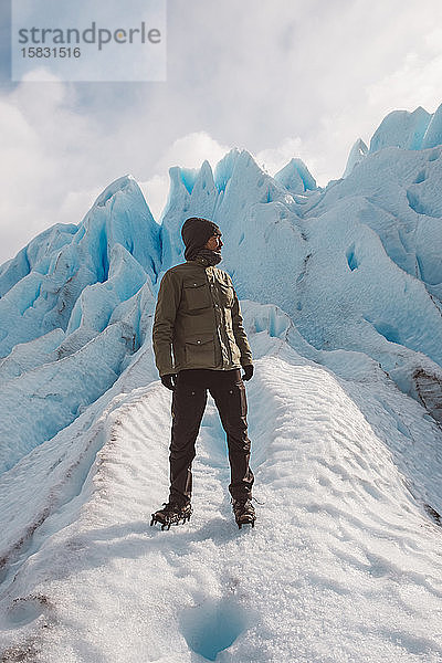 Männlicher Entdecker auf Gletscher stehend