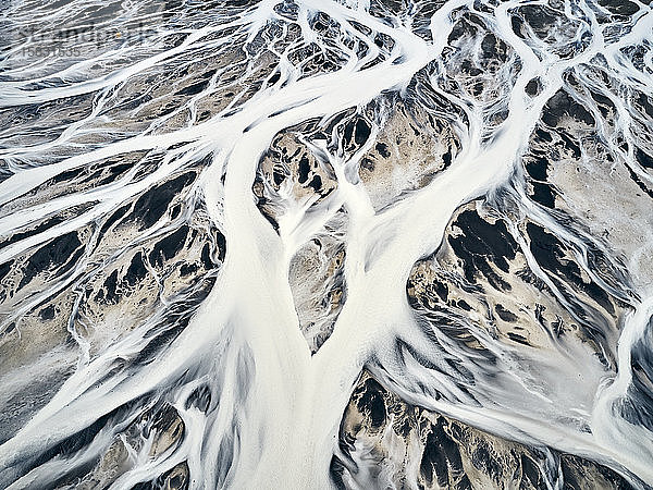 Erschreckende Eislandschaft des Flussdeltas im Winter