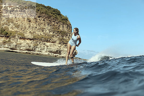 Lächelnde Frau beim Surfen