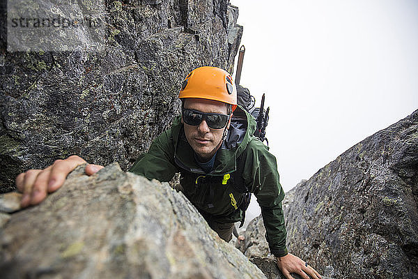 Mann klettert auf den Sky Pilot Mountain  B.C.  Kanada