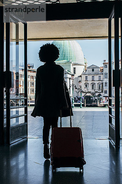 Junge Touristin auf Urlaubsreise