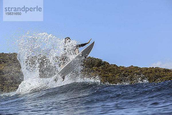 Surfer auf einer Welle