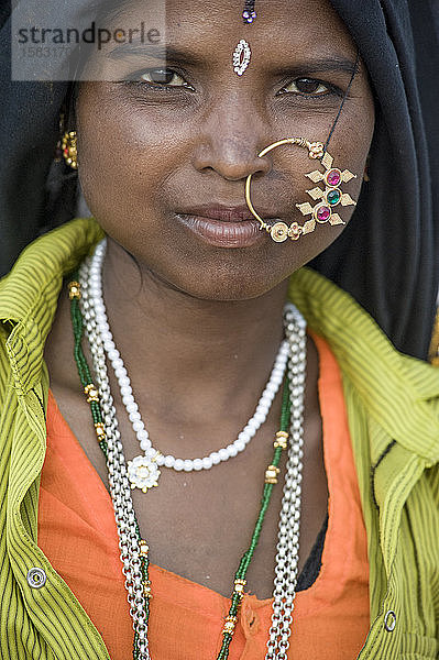 Rajasthans Frau mit traditioneller Kleidung und riesigem Nasenring