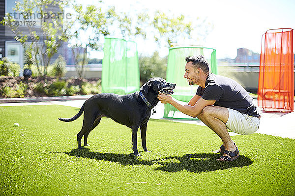 Ein Mann und sein Hund.