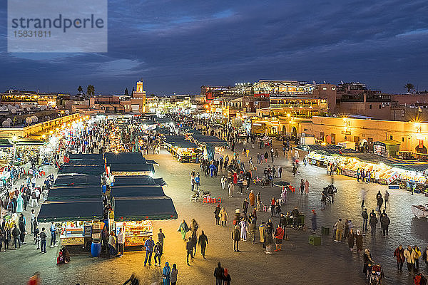 Jamaa El-Fna-Platz in der Abenddämmerung  Marrakesch  Marokko