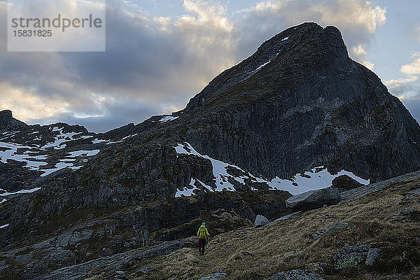 Weibliche Wanderin auf schwachem Weg zum Gipfel des Narvtind  MoskenesÃ¸y  Lofoten  Norwegen