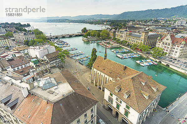 Erhöhte Ansicht des Limmatflusses  des Hafens und des Zürichsees  Schweiz