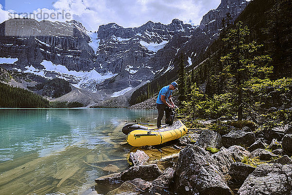 Ein Mann bereitet sich auf eine Rafting-Tour über den Cirque Lake in Banff  Alberta  vor