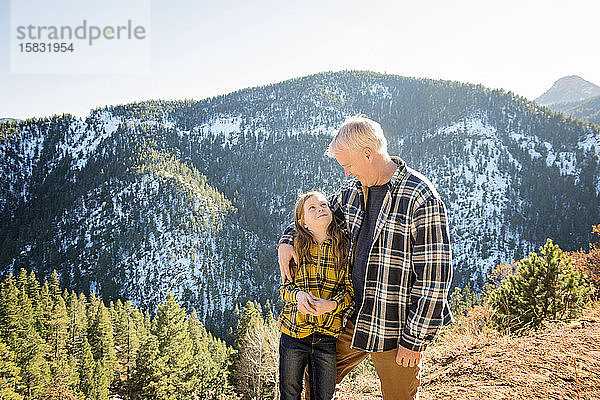Großvater und Enkelin beim Wandern in den Bergen