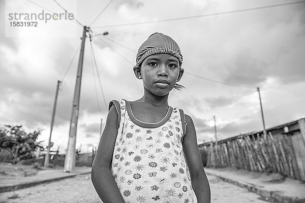 Junges Mädchen in den Straßen von Quilombo Muquem