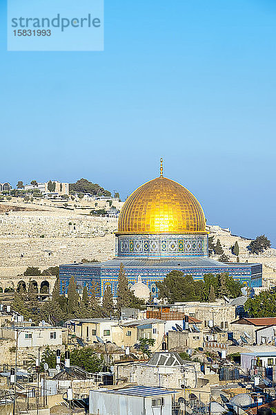 Felsendom und Gebäude in der Altstadt  Jerusalem