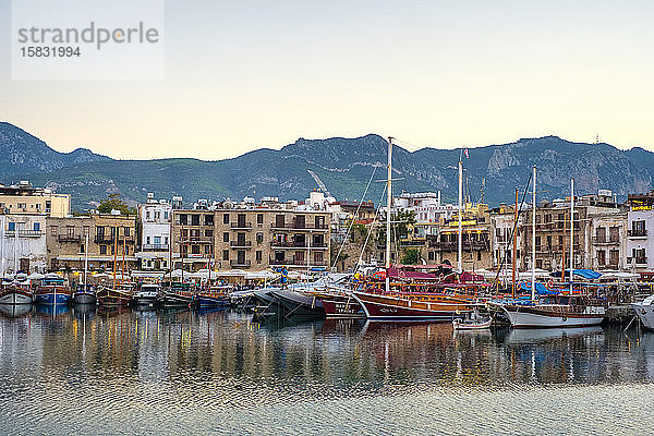 Boote im Hafen von Kyrenia Hafen bei Sonnenuntergang  Kyrenia (Girne)  Zypern