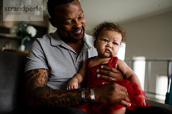 Afroamerikanischer Vater mit gemischtrassiger Tochter