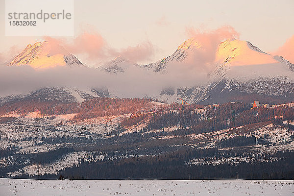 Winterlandschaft mit Gebirge Hohe Tatra in der Nordslowakei.