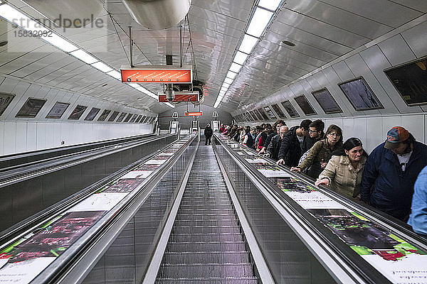 Rolltreppen in der U-Bahn in Budapest mit Pendlern