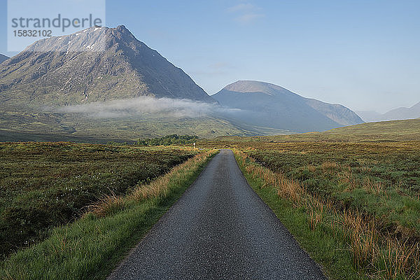 Einspurige Straße  die nach Glen Etive  Highland  Schottland