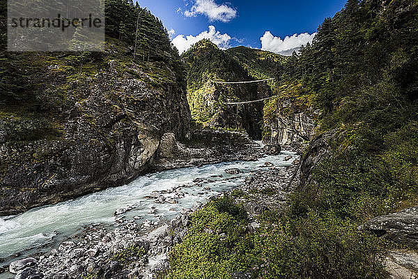 schwenkbrücke über einen Fluss in der Everest-Region Nepals