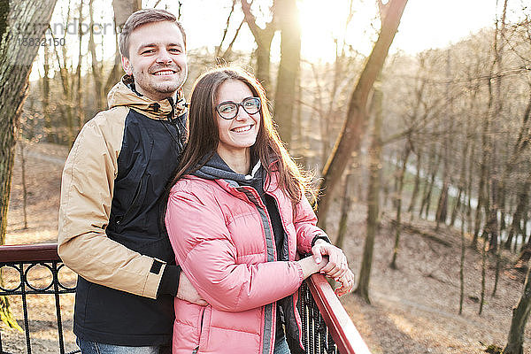 Junges Liebespaar genießt die Sonne und den warmen Spaziergang im Frühlingspark