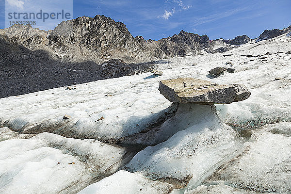 Ausgewogener Fels auf dem Bomber Glacier  Talkeetna-Gebirge  Alaska