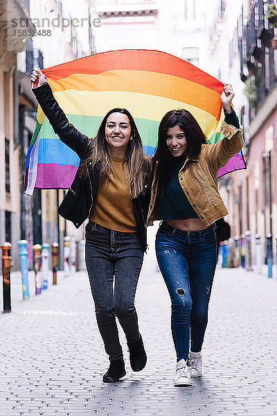 Liebenswertes lesbisches Paar feiert den Tag des Stolzes. LGBT-Konzept.