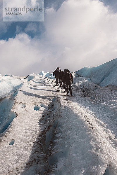 Nicht erkennbare Reisende klettern auf Gletscher