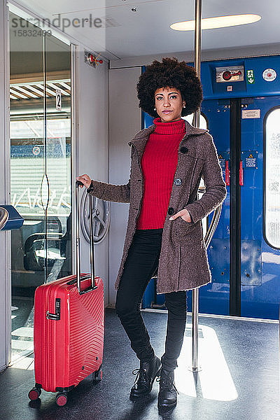 Elegante Frau auf Geschäftsreise im Zug