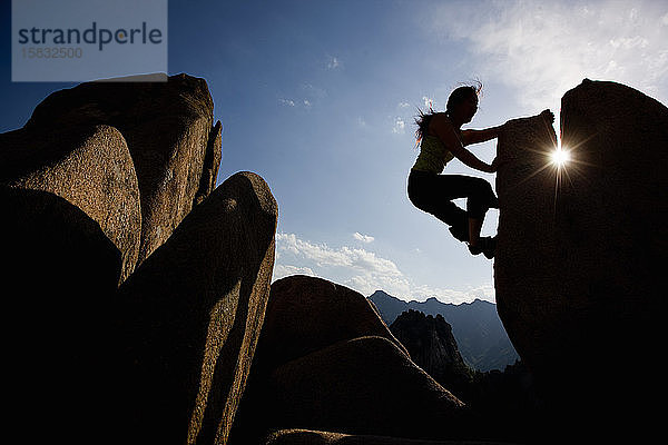 Bergsteigerin beim Bouldern im Seroksan-Nationalpark in Südkorea