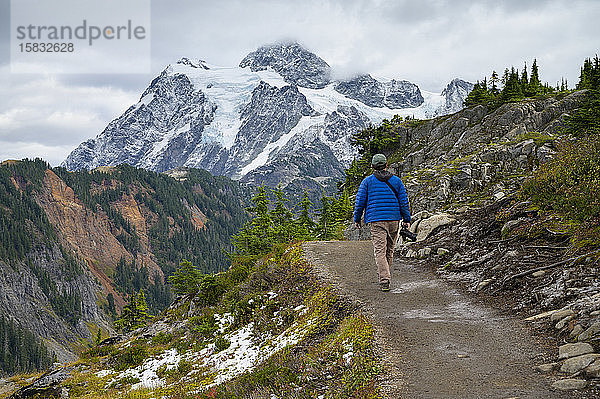 Männlich mit geschwollener Jacke mit Blick auf die Berge