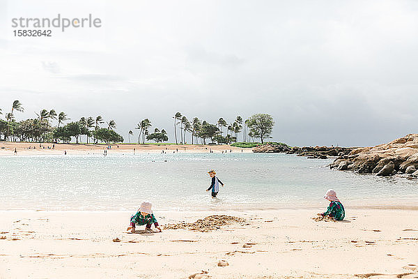 Kleinkinder spielen Pin the Beach auf Hawaii