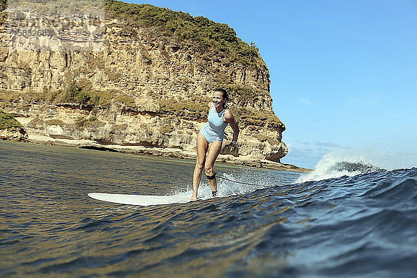 Lächelnde Frau beim Surfen