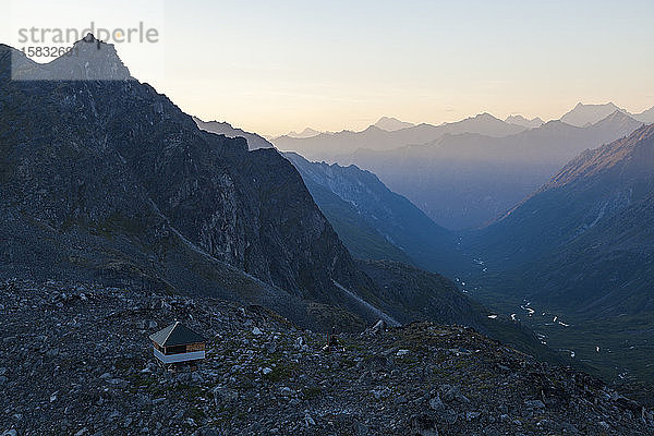 Blick von der Snowbird Hut auf den Bartholf Creek  Talkeetna Mountains  Alaska