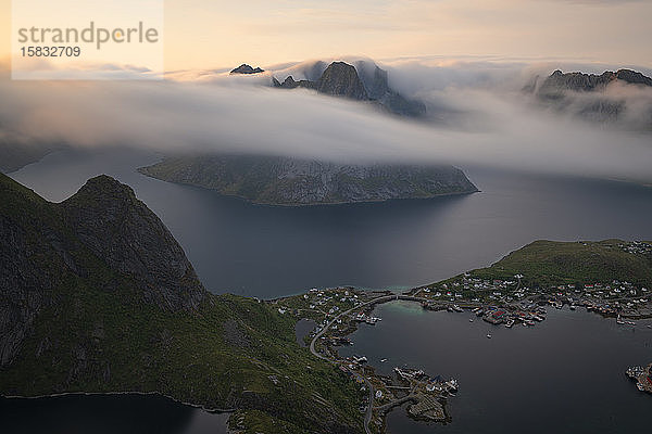 Vom Gipfel des Reinebringen rollt der Nebel durch Fjorde und über Berggipfel  MoskenesÃ¸y  Lofoten  Norwegen