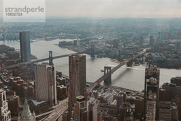 Erhöhte Ansicht von Brücken und Gebäuden in New York City  USA.