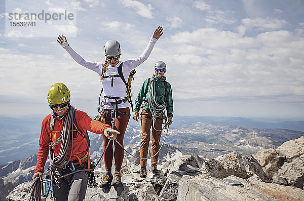 Drei Bergsteiger feiern das Erreichen des Gipfels des Grand Teton  Wyoming