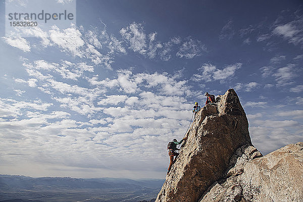 Drei Bergsteiger erklimmen jeweils den Gipfel eines Berges in Tetons  Wyoming