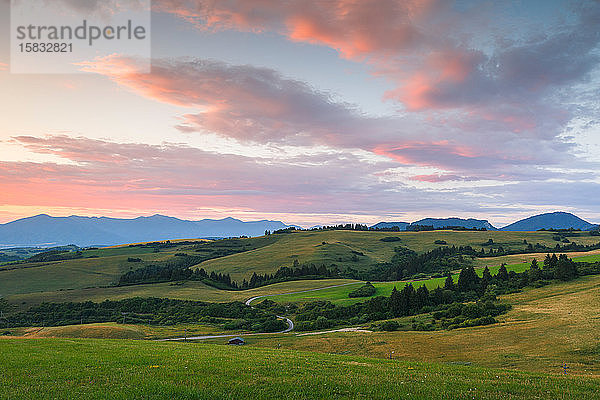 Ländliche Landschaft mit Weiden und Wiesen in der Region Turiec.