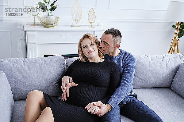 Liebespaar freut sich über eine Schwangerschaft in Erwartung eines Kindes