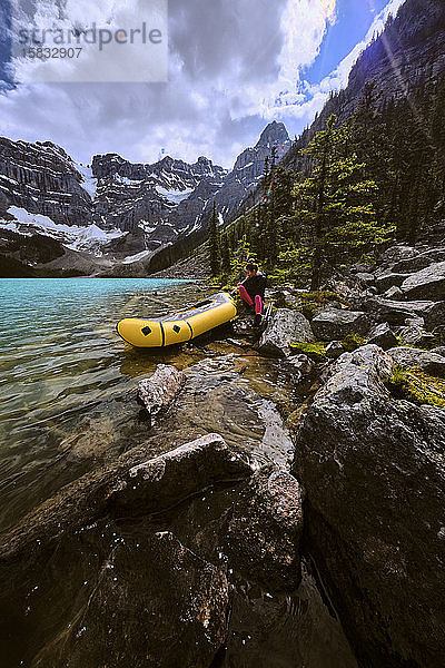 Eine Frau bereitet sich auf eine Rafting-Tour über den Cirque Lake in Banff vor.