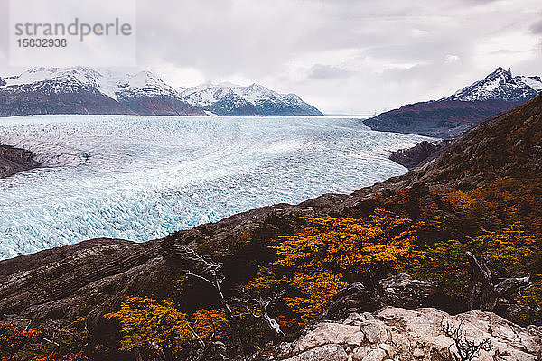 Atemberaubende Landschaft mit Bergsee und Gletscher