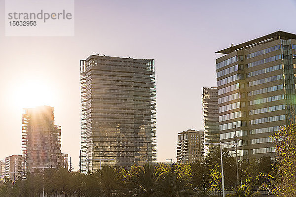 Diagonal Mar und die Seefront von Poblenou im Sommer