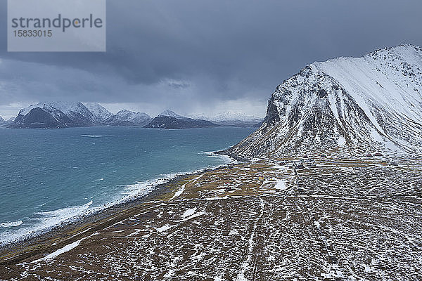 Winterblick über das Küstendorf Myrland und die umliegenden Berggipfel  FlakstadÃ¸y  Lofoten  Norwegen