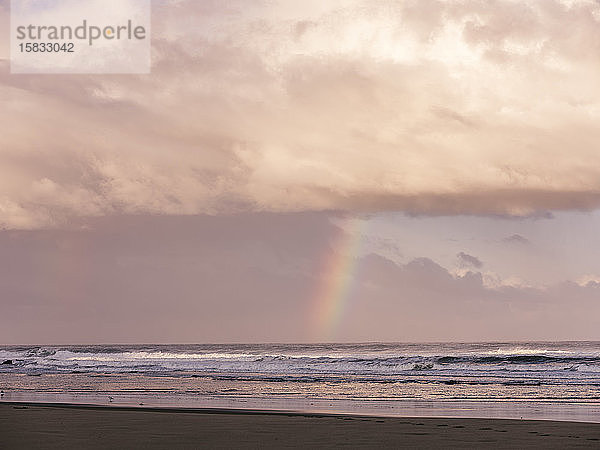 Regenbogen an der Küste Oregons bei Sonnenaufgang