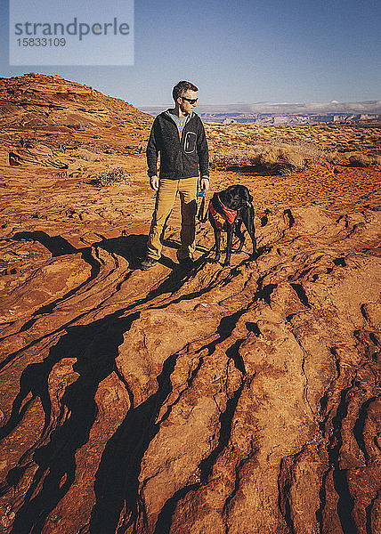 Ein Mann mit einem Hund steht in der Nähe von Horseshoe Bend  Arizona