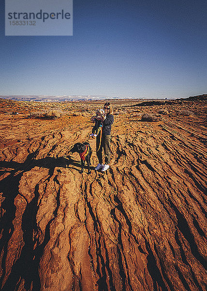 Eine Frau mit einem Hund und einem Kind steht in der Nähe von Horseshoe Bend Arizona